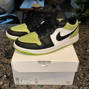 Air Jordan 1 Low SE - Vivid Green Snakeskin